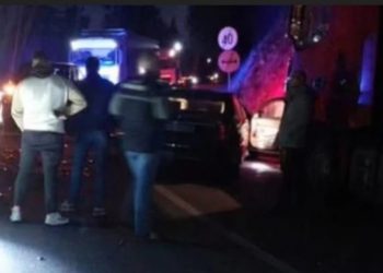 U saobraćajnoj nesreći kod Nove Varoši učestvovalo više vozila, dijelovi auta po ulici