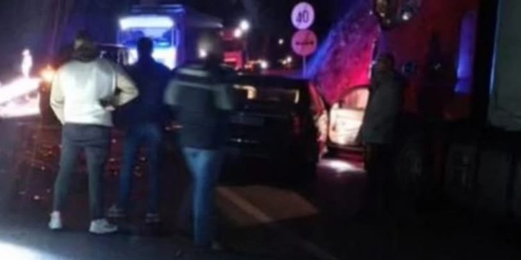 U saobraćajnoj nesreći kod Nove Varoši učestvovalo više vozila, dijelovi auta po ulici