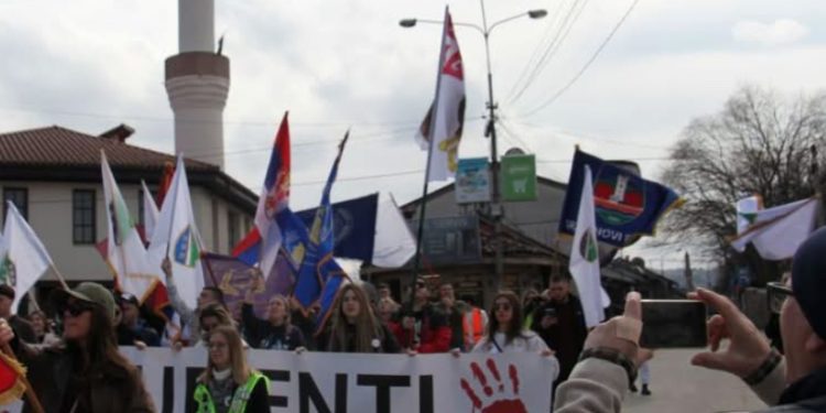 Protestna šetnja studenata u znak sećanja na helikoptersku nesreću, pa krenuli za Beograd