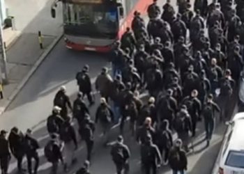 Velika grupa maskiranih muškaraca u crnom maršira Beogradom, njihovi motivi pod sumnjom