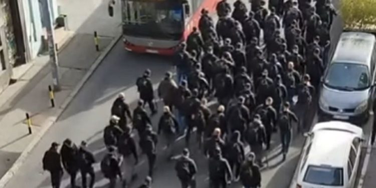 Velika grupa maskiranih muškaraca u crnom maršira Beogradom, njihovi motivi pod sumnjom