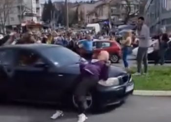 Nekoliko ljudi na protestu povređeno kada je vozač autom naleteo na ljude pa pobjegao VIDEO