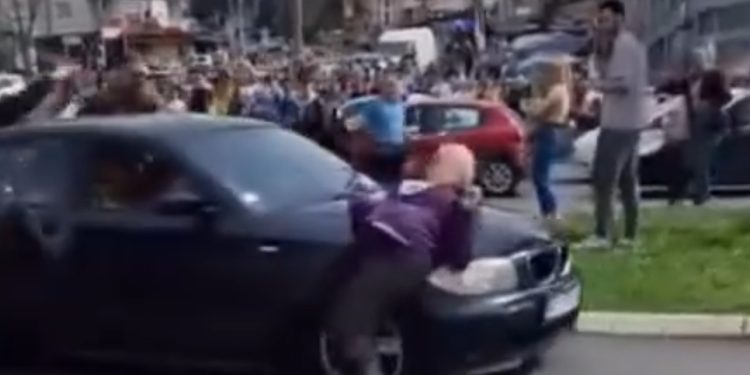 Nekoliko ljudi na protestu povređeno kada je vozač autom naleteo na ljude pa pobjegao VIDEO