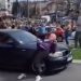 Nekoliko ljudi na protestu povređeno kada je vozač autom naleteo na ljude pa pobjegao VIDEO