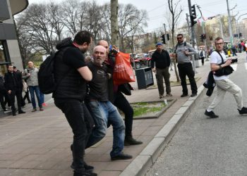 Incident ispred Narodne skupštine: Prijetnja bombama izazvala uzbunu