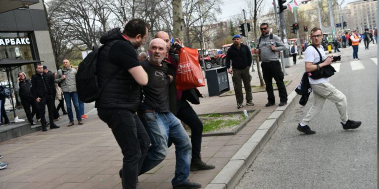 Incident ispred Narodne skupštine: Prijetnja bombama izazvala uzbunu