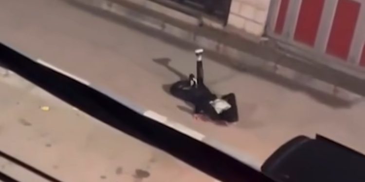Ranjeni Palestinac puzi i traži siguran zaklon od izraelske okupacione vojske VIDEO