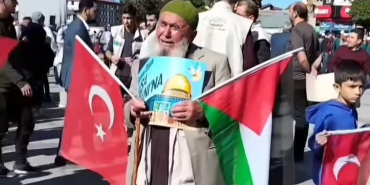 Na protestu u Turskoj stari dedo sa slikom i zastavom Palestine u suzama jeca VIDEO