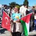 Na protestu u Turskoj stari dedo sa slikom i zastavom Palestine u suzama jeca VIDEO