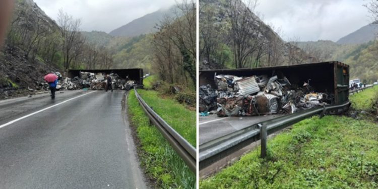 Kamion se prevrnuo na Ibarskoj magistrali, vozač teško povređen