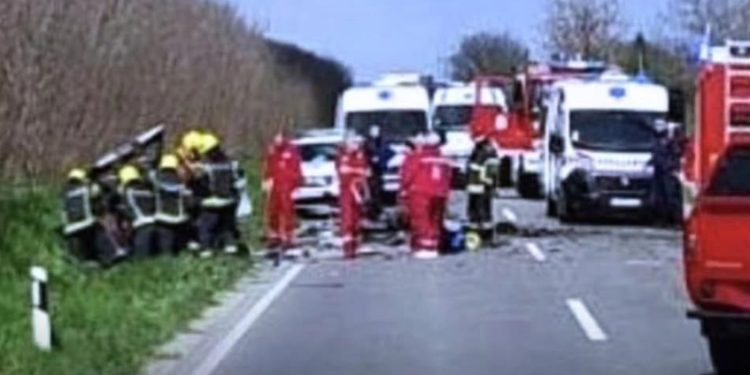 Teška saobraćajna nesreća, troje poginulih i više povređenih