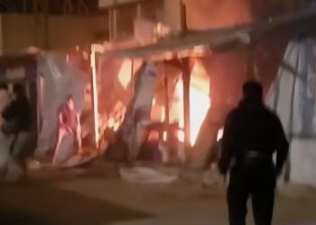 Izraelski okupatori bombardovali šatorsko naselje, ubijeno više novinara VIDEO