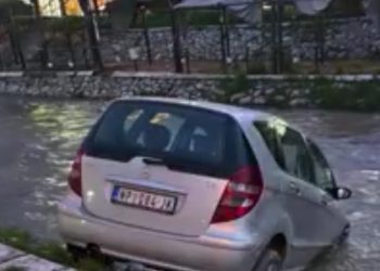 Neobična scena u Novom Pazaru: Automobil završio u rijeci Raški