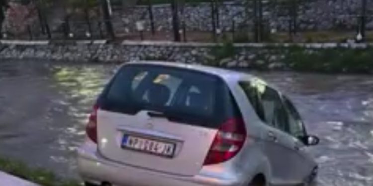 Neobična scena u Novom Pazaru: Automobil završio u rijeci Raški