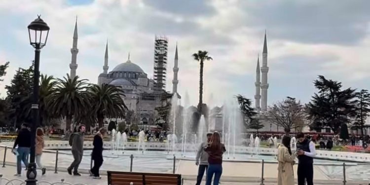 Turčin koji putuje biciklom iz Njemačke do Mekke stigao u svoju zemlju, presrećan u Istanbulu