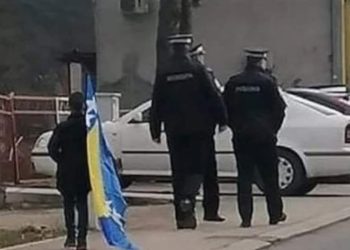 Slika dana dolazi iz Srebrenice: Hrabri dječak nosi zastavu iza policajaca iz RS