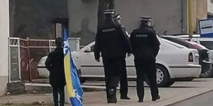 Slika dana dolazi iz Srebrenice: Hrabri dječak nosi zastavu iza policajaca iz RS