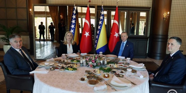 Erdogan domaćin članovima Predsjedništva BiH, sastanak na marginama Četvrtog Antalijskog diplomatskog foruma