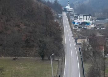 Teška saobraćajna nesreća u naselju Bajrvica, golf izletio sa puta i završio u kanal