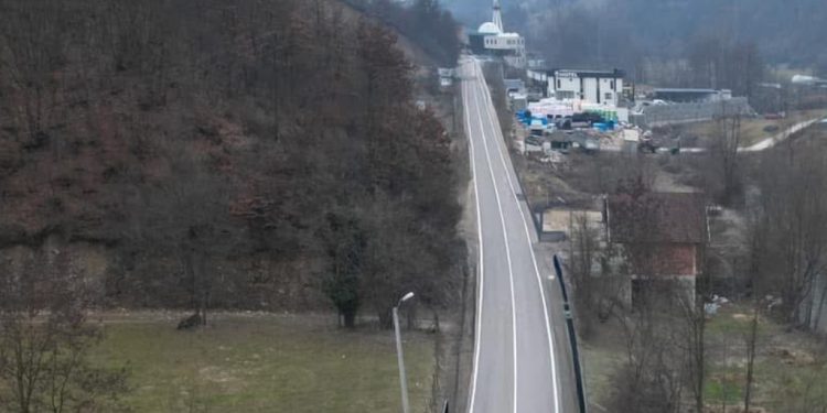 Teška saobraćajna nesreća u naselju Bajrvica, golf izletio sa puta i završio u kanal