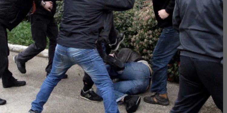 Vršnjačko nasilje u dvorištu osnovne škole, učenik pretučen