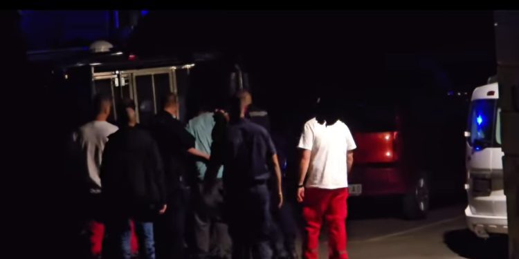 Jezivi porodični zločin: Muž nožem usmrtio suprugu ispred šestogodišnjeg sina