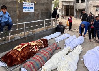 Tužna slika iz Gaze: Palestinski dječak gleda ubijene članove porodice