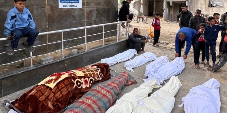 Tužna slika iz Gaze: Palestinski dječak gleda ubijene članove porodice