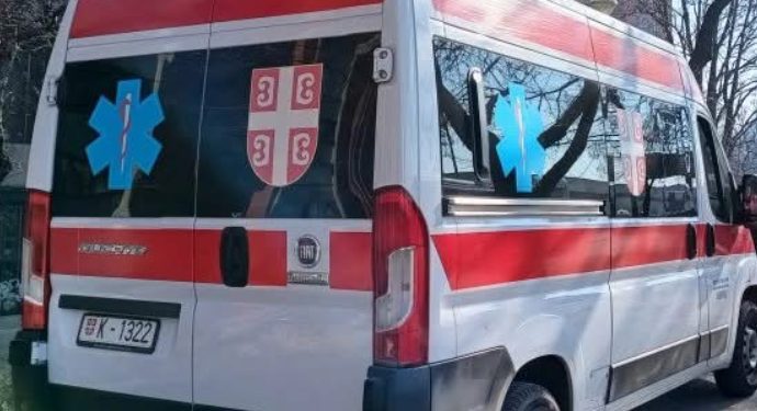 Saobraćajna nesreća u Novom Pazaru: Motociklista preticao kolonu pa se zakucao u BMW-a