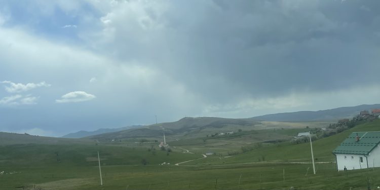 Nagli pad temperature u Srbiji: Kiša, jak vjetar i snijeg na planinama