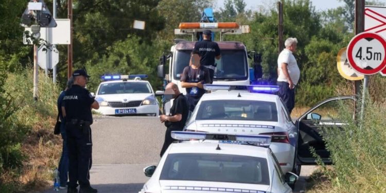 Zet vezao svastiku za šine, teretni voz je tako vukao 60 metara