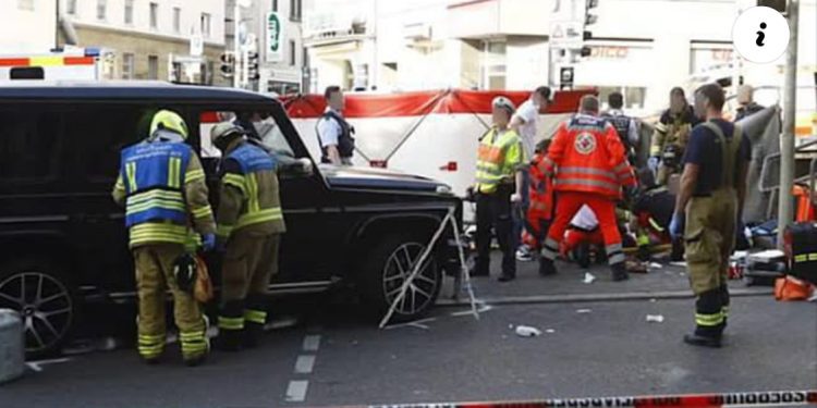 Incident u Stuttgartu: Mercedes uletio među prolaznike na tramvajskoj stanici
