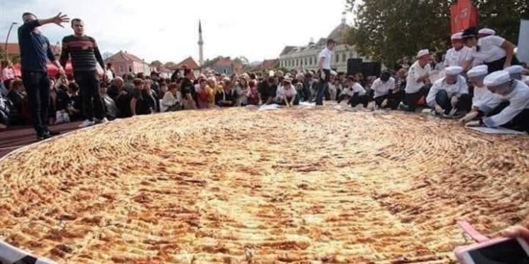 Najveći burek na svijetu upisanu Ginisovu knjigu rekorda: Prečnik 6 metara a težina 650 kilograma
