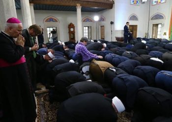 Na otvaranju obnovljene Ferhadije biskup se na svoj način moli u džamiji