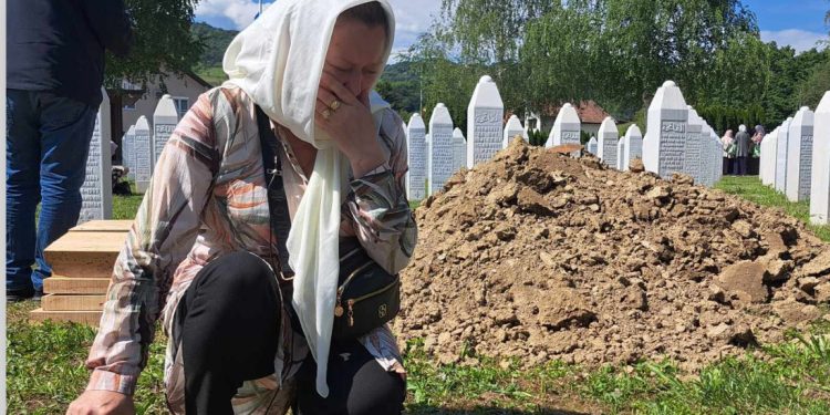 Dženaza za 6 nevino ubijenih Bošnjaka u Bratuncu: Otac Mevlijin nekompletan dovezen iz Srbije