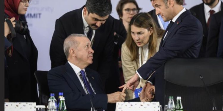 Kad Erdogan dohvati ne pušta lako, to je Makron osjetio na nedavnom susretu