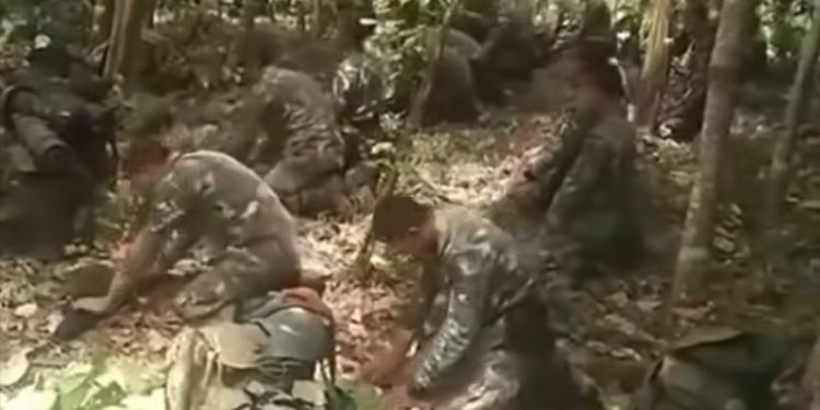 Muslimani u redovima kineske vojske bacili pomoć Gazi iz aviona pa obavili namaz