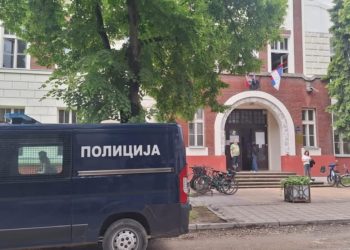 Obrušavanje plafona u Gimnaziji u Bečeju: Učenica povređena, škola evakuisana