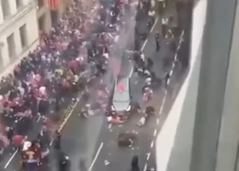 Napad na proslavi titule: Auto se zabilo u navijače Liverpula VIDEO