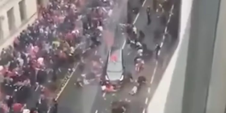 Napad na proslavi titule: Auto se zabilo u navijače Liverpula VIDEO