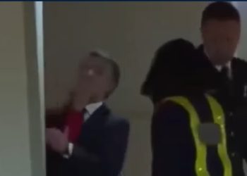 Makron dobio šamar od supruge pri izlasku iz aviona VIDEO