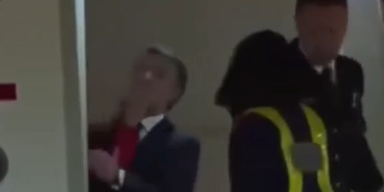 Makron dobio šamar od supruge pri izlasku iz aviona VIDEO
