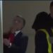 Makron dobio šamar od supruge pri izlasku iz aviona VIDEO