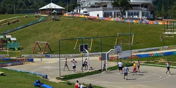 Tragedija u Ajdinovićima: Preminuo srednjoškolac nakon pada gola