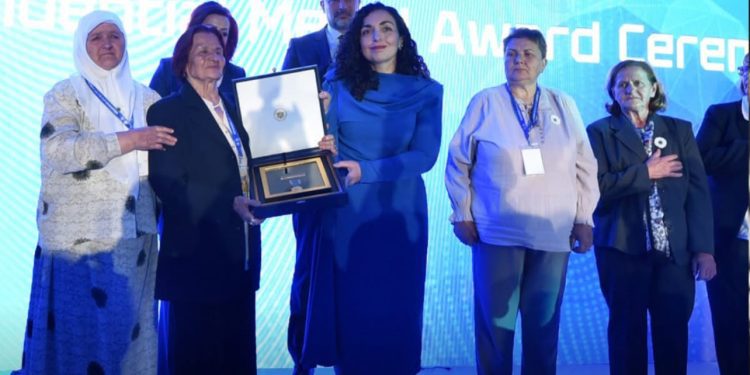 Vjosa Osmani odlikovala majke Srebrenice „Predsjedničkom medaljom za zasluge“