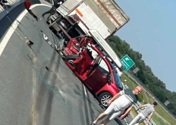 Teška nesreća na autoputu Miloš Veliki: Poginuo muškarac, trudnica zarobljena u vozilu, dijete prevezeno u Tiršovu