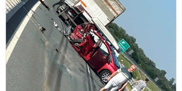 Teška nesreća na autoputu Miloš Veliki: Poginuo muškarac, trudnica zarobljena u vozilu, dijete prevezeno u Tiršovu