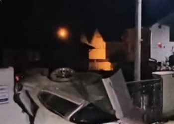 Teška saobraćajna nesreća u Lukaru kod Novog Pazara – BMW-ovi u trci završili u banderi i kući