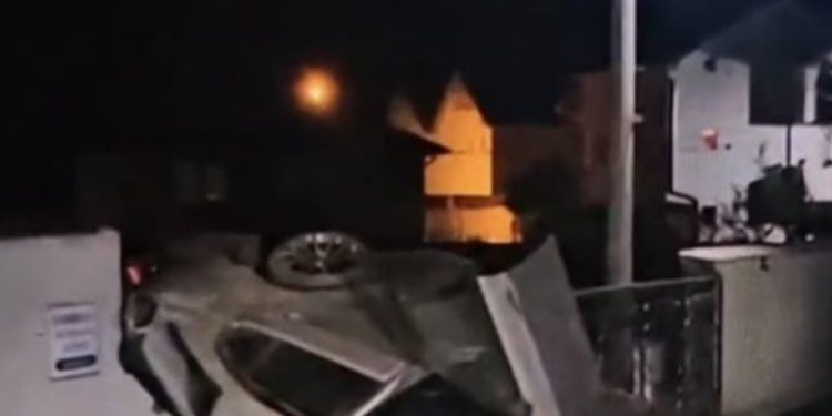 Teška saobraćajna nesreća u Lukaru kod Novog Pazara – BMW-ovi u trci završili u banderi i kući