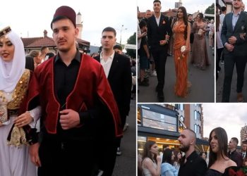 Maturantkinja i njen partner oduševili Pazarce kada su se pojavili u tradicionalnoj nošnji VIDEO